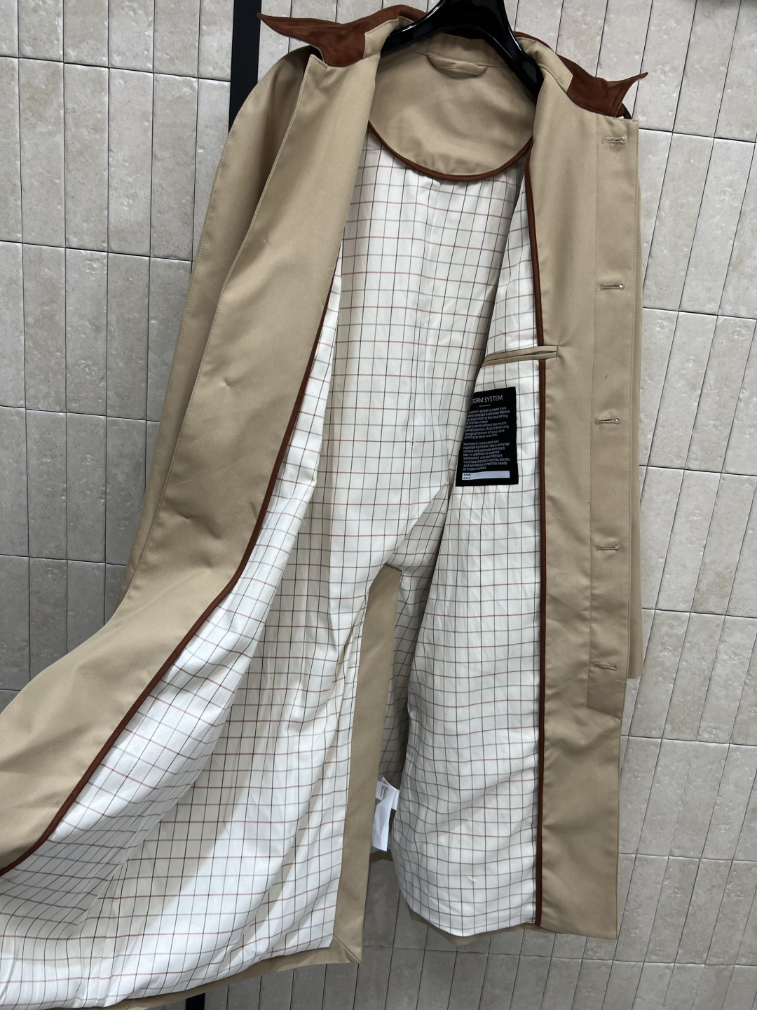 25秋冬新款 鹿皮绒翻领卡其色风衣 隐藏式单排扣开襟 扣式贴边口袋 扣拌袖口 经典格纹里衬 高级感拉满 