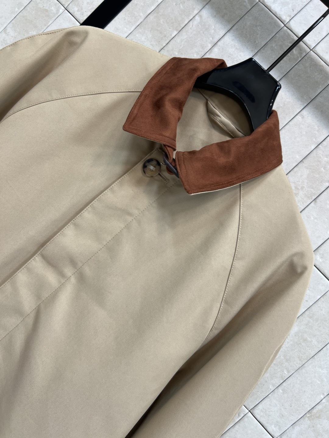 25秋冬新款 鹿皮绒翻领卡其色风衣 隐藏式单排扣开襟 扣式贴边口袋 扣拌袖口 经典格纹里衬 高级感拉满 