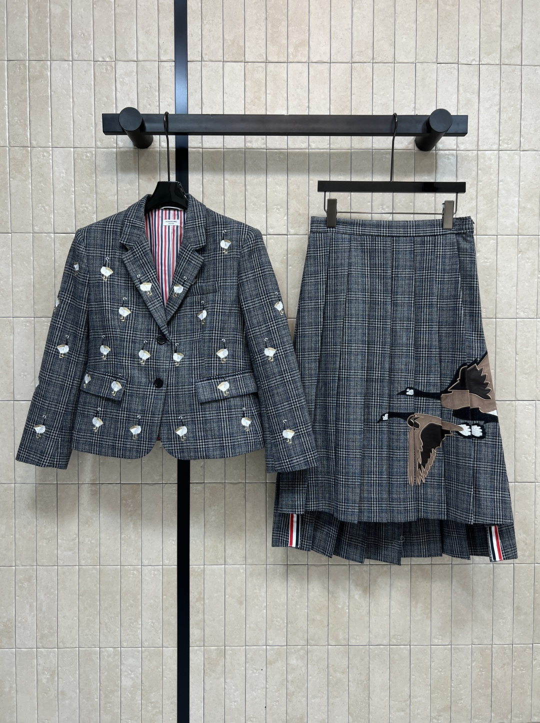 NO:545359,Jacket Skirt TB Home 25 Autumn and Winter New British style retro plaid goose embroidery pattern set Suit jacket + pleated skirt Classic elements red, white and blue bar logo Lapel slim fit style with pleated skirt The upper body is a perfect college style girl. The style makes you look slim and long legs. The age-reducing feeling is so great. Customized YB textured fabric. The lining is also a contrasting color element of classic stripes. The details are very well-made. One set for sale. One color three-code Size/S-M-L, skirts, jackets & coats, business suit, alexander wang19860909外套半裙TB家 25秋冬新款 英伦风复古格纹大雁刺绣图案套装 西装外套+百褶半身裙 经典元素的红白蓝杠条标识 翻领修身的版型搭配压褶半身裙 上身就是妥妥的学院风女孩 版型显瘦又显大长腿 减龄感太赞了 定制YB纹理感面料 里衬也是经典条纹的撞色元素 细节做工很到位 一套出售 一色三码Size/S-M-L,,skirts,jackets & coats,business suit,alexander wang,Women's clothing