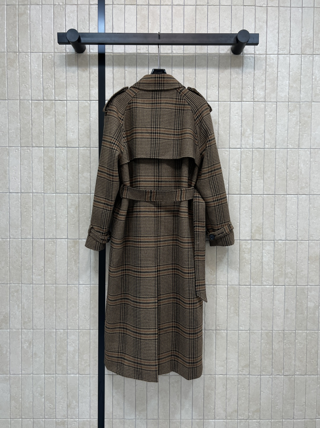 25秋冬新款 毛呢格纹风衣 新出的格纹风衣简直太吸睛了 对格对条大衣超重工 休闲版型 剪裁较为宽松 上身