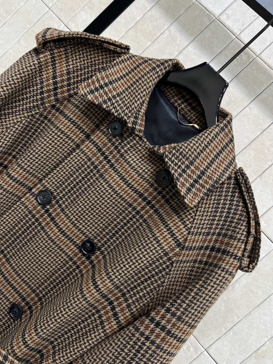 25秋冬新款 毛呢格纹风衣 新出的格纹风衣简直太吸睛了 对格对条大衣超重工 休闲版型 剪裁较为宽松 上身