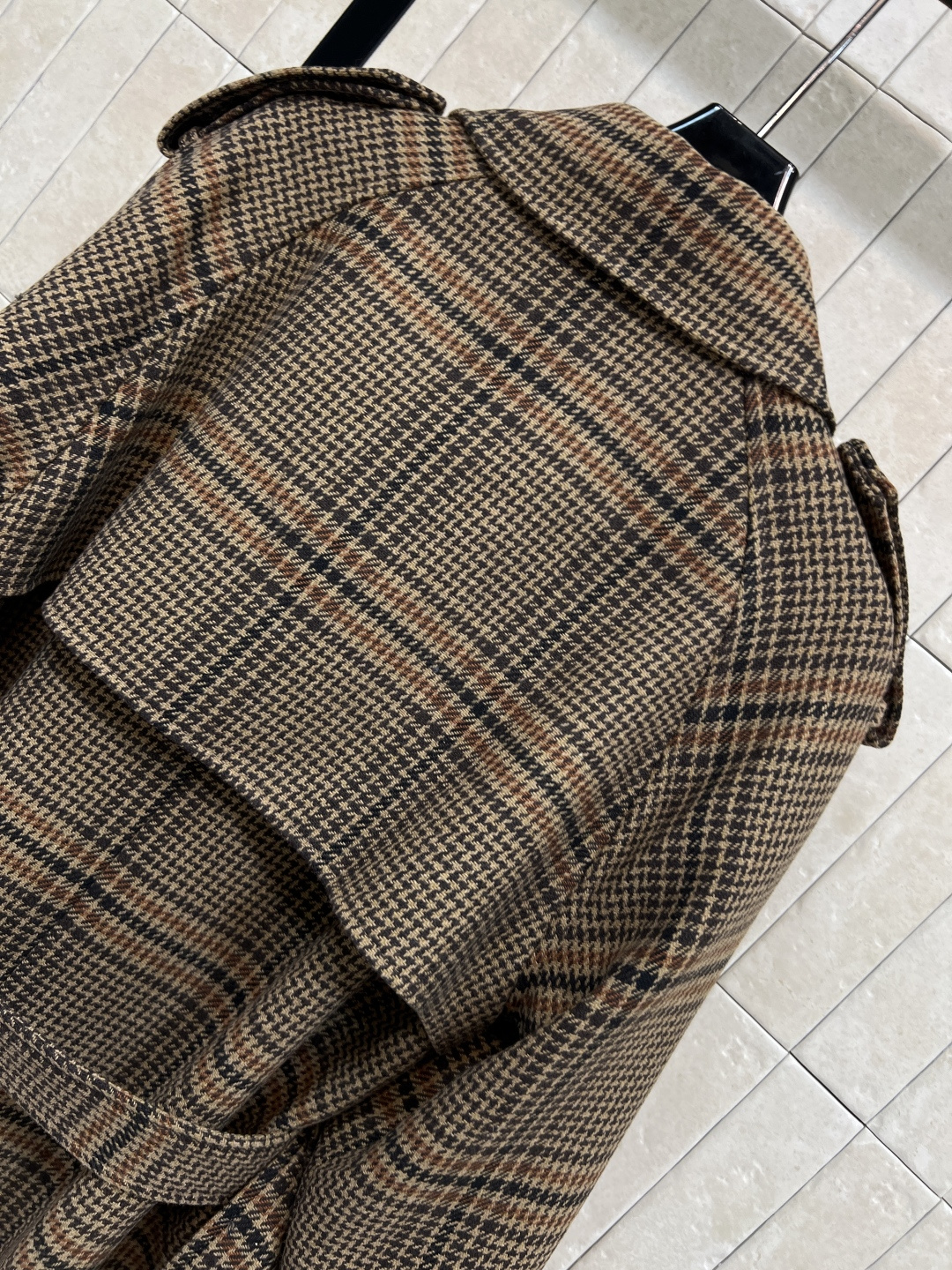 25秋冬新款 毛呢格纹风衣 新出的格纹风衣简直太吸睛了 对格对条大衣超重工 休闲版型 剪裁较为宽松 上身