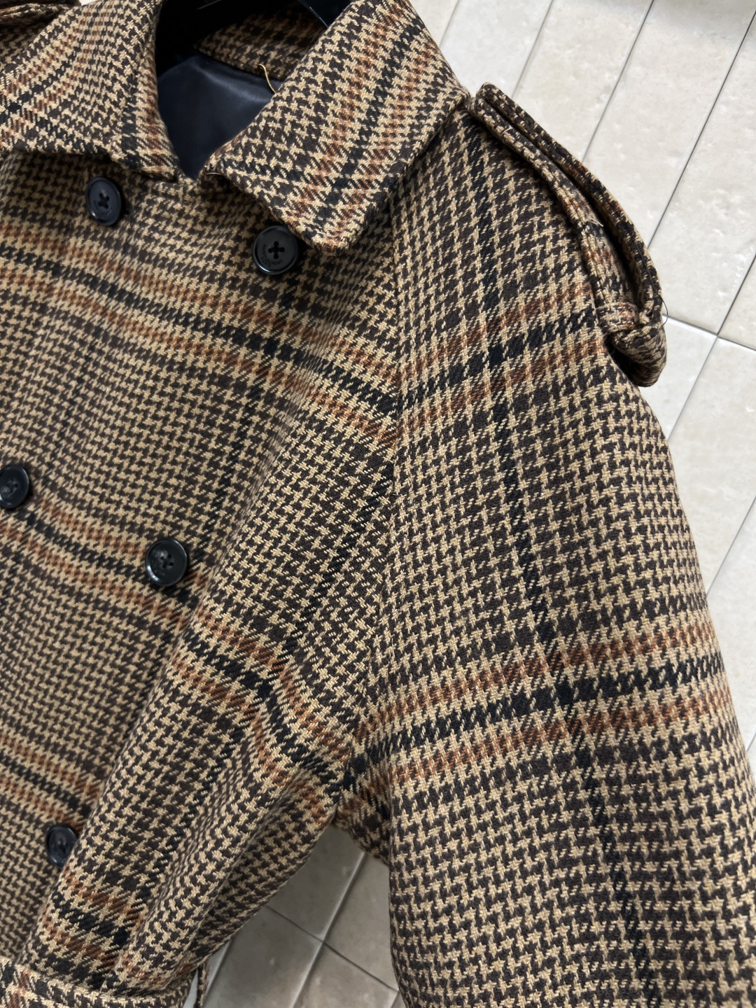 25秋冬新款 毛呢格纹风衣 新出的格纹风衣简直太吸睛了 对格对条大衣超重工 休闲版型 剪裁较为宽松 上身