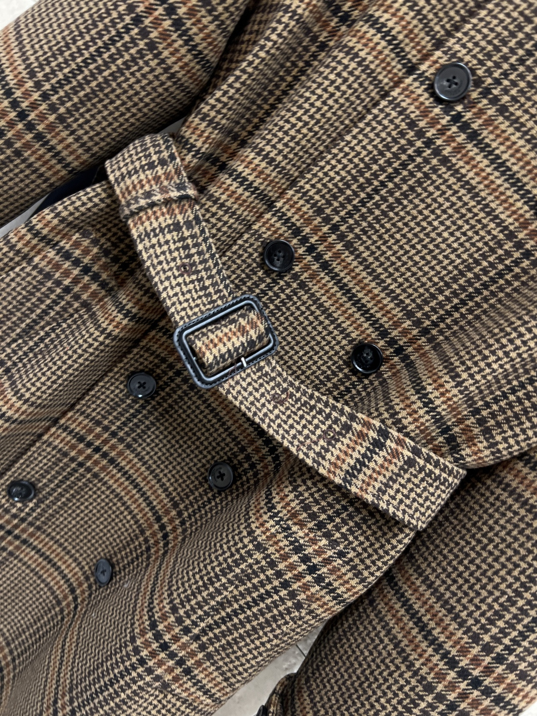 25秋冬新款 毛呢格纹风衣 新出的格纹风衣简直太吸睛了 对格对条大衣超重工 休闲版型 剪裁较为宽松 上身