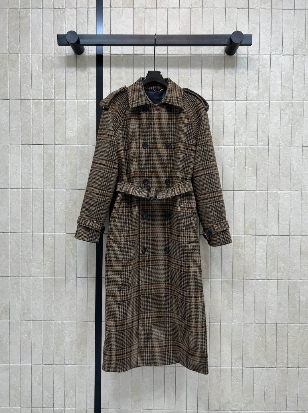 NO:545404,New autumn and winter style wool plaid windbreaker The newly released plaid windbreaker is simply too eye-catching. The plaid and strip coat is super heavy. The casual style is loose. The upper body is the most beautiful guy on the street. It is equipped with a cloth belt. It can create a waist-hugging outline. Easy to grasp the perfect body proportions. The double-breasted design is cool and stylish. Elegant and practical. A must-have fashionable item for everyday travel. One color three-code Size/S-M-L,,alexander wang19860909秋冬新款 毛呢格纹风衣 新出的格纹风衣简直太吸睛了 对格对条大衣超重 休闲版型 剪裁较为宽松 上身就是街上最靓的仔 配有本布腰带 可打造收腰轮廓 轻松拿捏完美身材比例 双排扣设计酷帅有型 优雅与实穿兼顾 日常出街必备时髦单品 一色三码Size/S-M-L,,alexander wang,Women's clothing