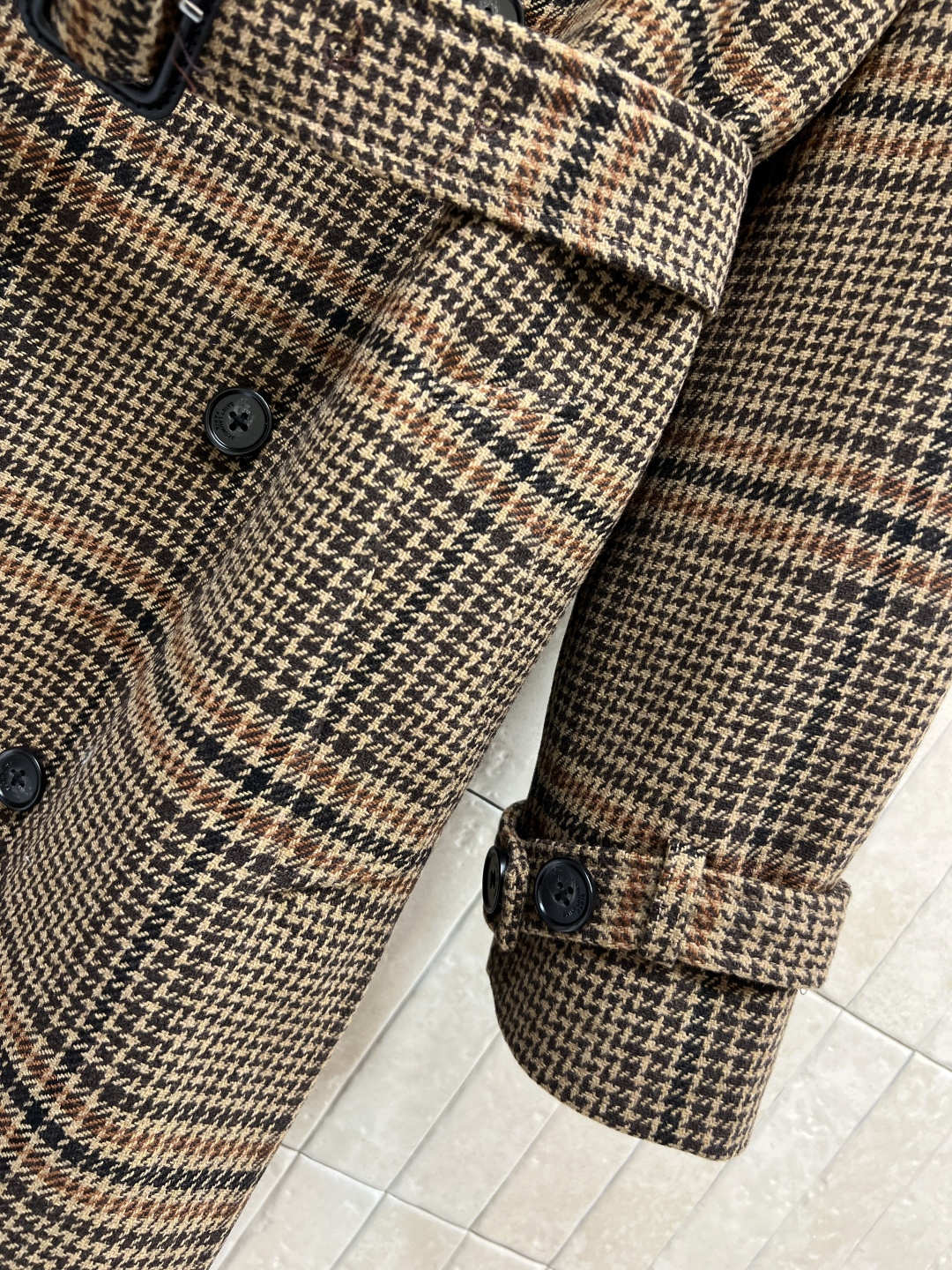 25秋冬新款 毛呢格纹风衣 新出的格纹风衣简直太吸睛了 对格对条大衣超重工 休闲版型 剪裁较为宽松 上身