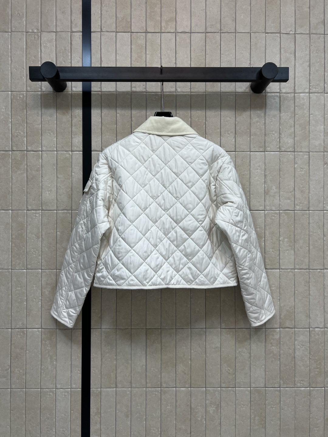 M家 25秋冬新款 菱形绗缝棉夹克外套 超级火爆的小外套上身绝绝子 进口机压线格工艺 时髦又低调 原版对