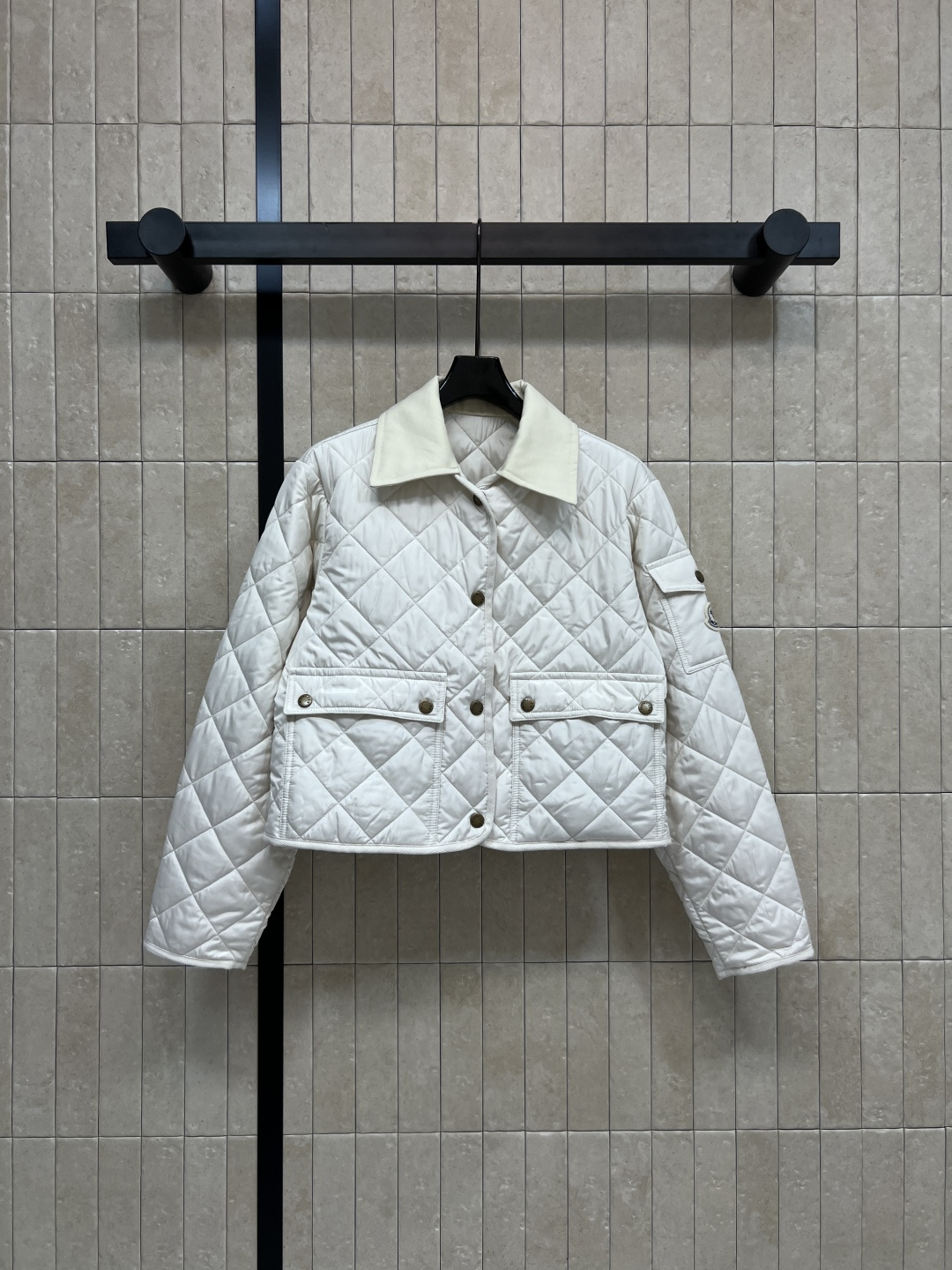 NO:545304,M Home 25 autumn and winter new style diamond quilted cotton jacket super hot small jacket with a top-body stunning imported machine lattice fashion and low-key original lattice three-dimensional tailoring interprets the warmth and autumn and winter stacking style British style versatile H-style can be used for any body shape Two-color three-code Size/S-M-L,, jackets & coats, jackets & coats, alexander wang19860909M家 25秋冬新款 菱形绗缝棉夹克外套 超级火爆的小外套上身绝绝子 进口机压线格工艺 时髦又低调 原版对格立体剪裁 演绎秋冬叠搭造型保暖神器 英伦风气质百搭 H版型任何身材都能驾驭 两色三码Size/S-M-L,,jackets & coats,jackets & coats,alexander wang,Women's clothing