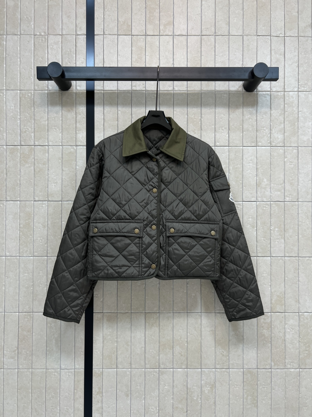 NO:545316,M's 25 new autumn and winter style diamond-shaped quilted cotton jacket. Super popular small jacket top. Imported machine-pressed grid technology, fashionable and low-key. Original three-dimensional tailoring. Interpretation of autumn and winter layering style to keep warm. British style and versatile. H version can be controlled by any figure. Two colors and three codes Size/S-M-L,,jackets & coats,jackets & coats,alexander wang19860909M家 25秋冬新款 菱形绗缝棉夹克外套 超级火爆的小外套上身绝绝子 进口机压线格工艺 时髦又低调 原版对格立体剪裁 演绎秋冬叠搭造型保暖神器 英伦风气质百搭 H版型任何身材都能驾驭 两色三码Size/S-M-L,,jackets & coats,jackets & coats,alexander wang,Women's clothing