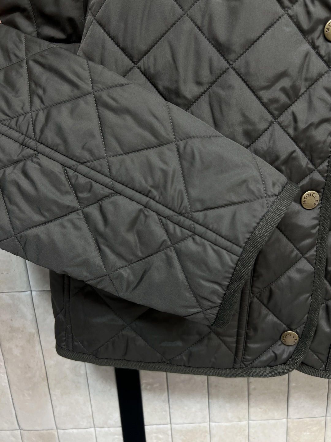 M家 25秋冬新款 菱形绗缝棉夹克外套 超级火爆的小外套上身绝绝子 进口机压线格工艺 时髦又低调 原版对