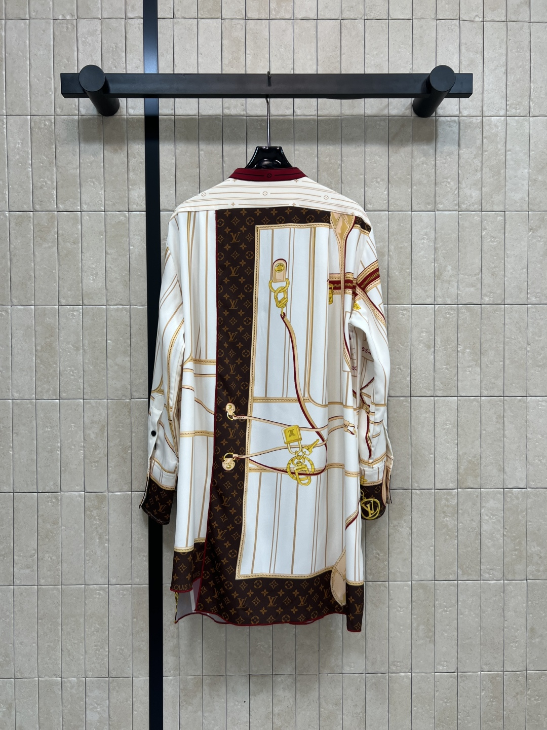 L家 25秋冬新款 印花圆领衬衫连衣裙 撞色小圆领 单排扣长袖衬衫连衣裙 宽松直筒版型 衣摆一侧拼接设计