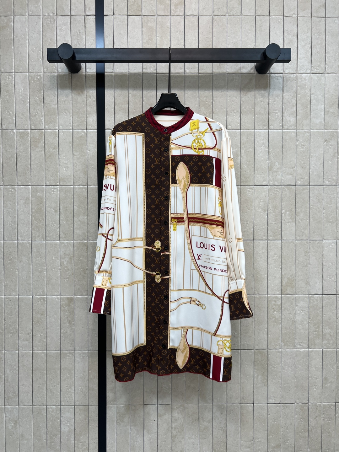 NO:545341,L Home 25 autumn and winter new style printed round neck shirt dress Contrast color small round neck Single-breasted long-sleeved shirt dress Loose straight-tube style Spliced ​​design on one side of the hem Full print classic brand pattern print The upper body looks slim and covers the flesh atmospheric and fashionable, sweet and salty, versatile, relaxed and cool, handsome and age-reducing girlish temperament One color four-code Size/S-M-L- XL,,louis vuitton, skirts, shirts, alexander wang19860909L家 25秋冬新款 印花圆领衬衫连衣裙 撞色小圆领 单排扣长袖衬衫连衣裙 宽松直筒版型 衣摆一侧拼接设计 满印经典品牌图案印花 上身显瘦遮肉 大气时髦 可甜可咸元气百搭 轻松酷帅减龄的少女气质 一色四码Size/S-M-L- XL,,louis vuitton,skirts,shirts,alexander wang,Women's clothing