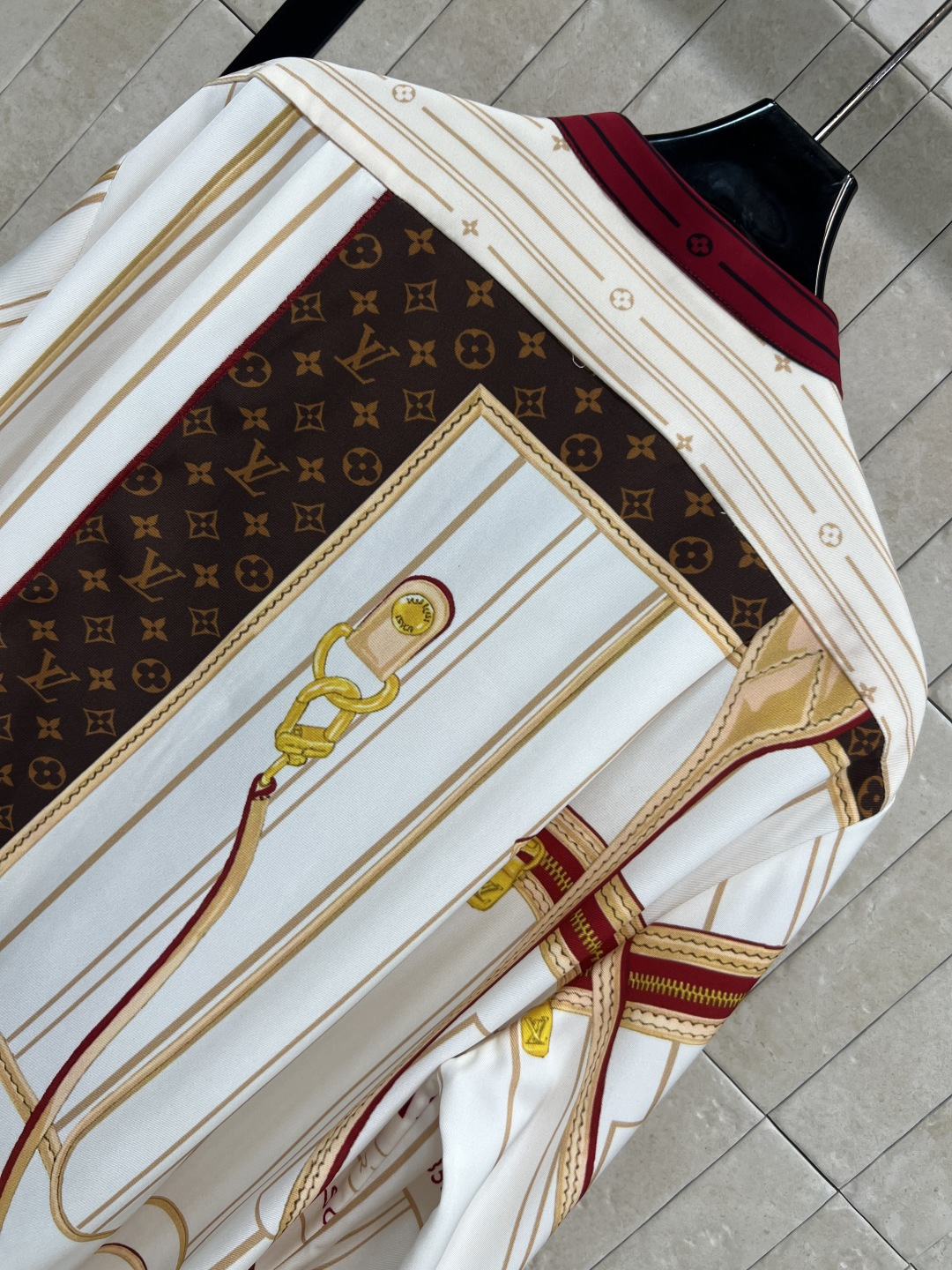 L家 25秋冬新款 印花圆领衬衫连衣裙 撞色小圆领 单排扣长袖衬衫连衣裙 宽松直筒版型 衣摆一侧拼接设计