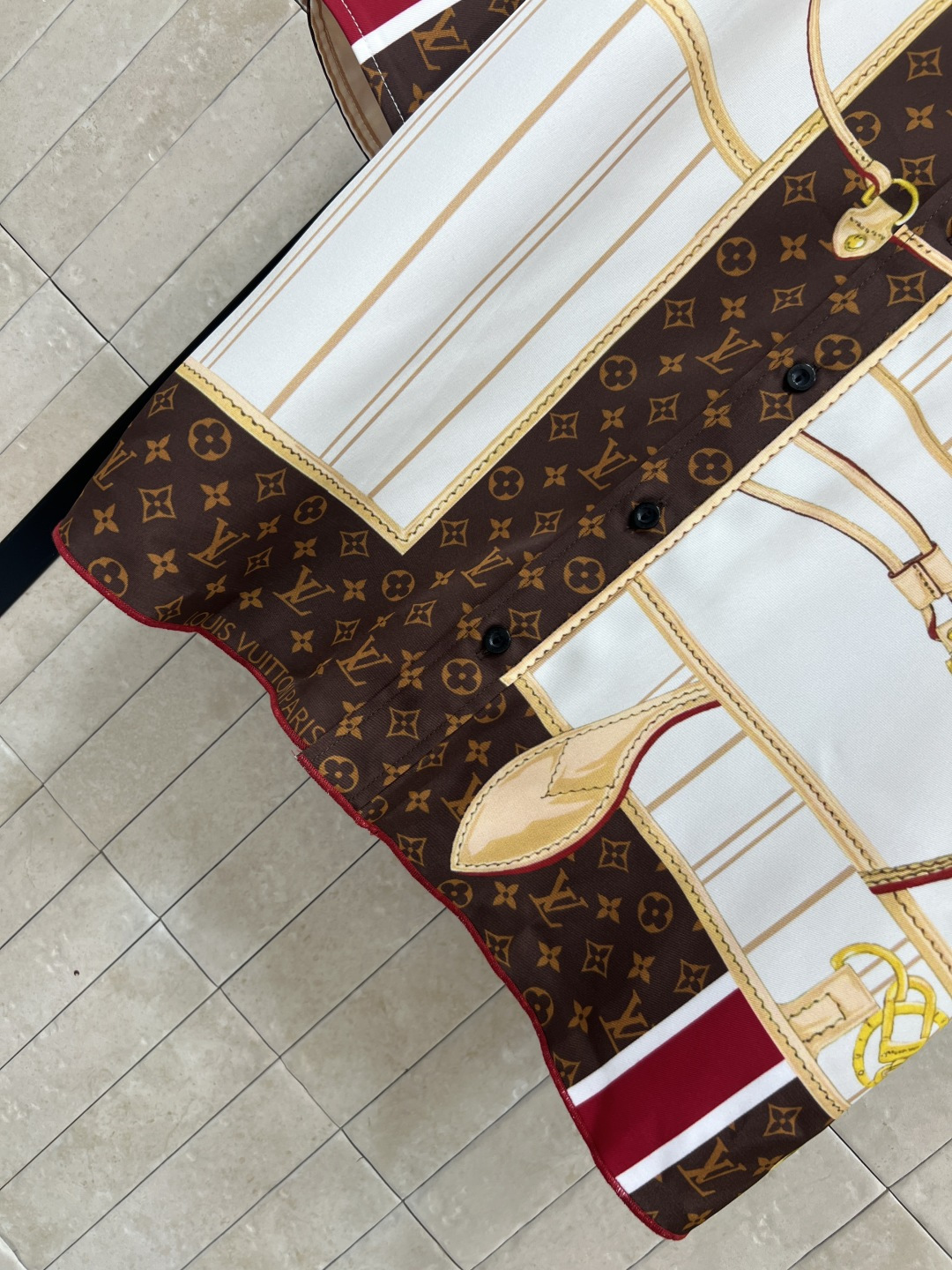 L家 25秋冬新款 印花圆领衬衫连衣裙 撞色小圆领 单排扣长袖衬衫连衣裙 宽松直筒版型 衣摆一侧拼接设计