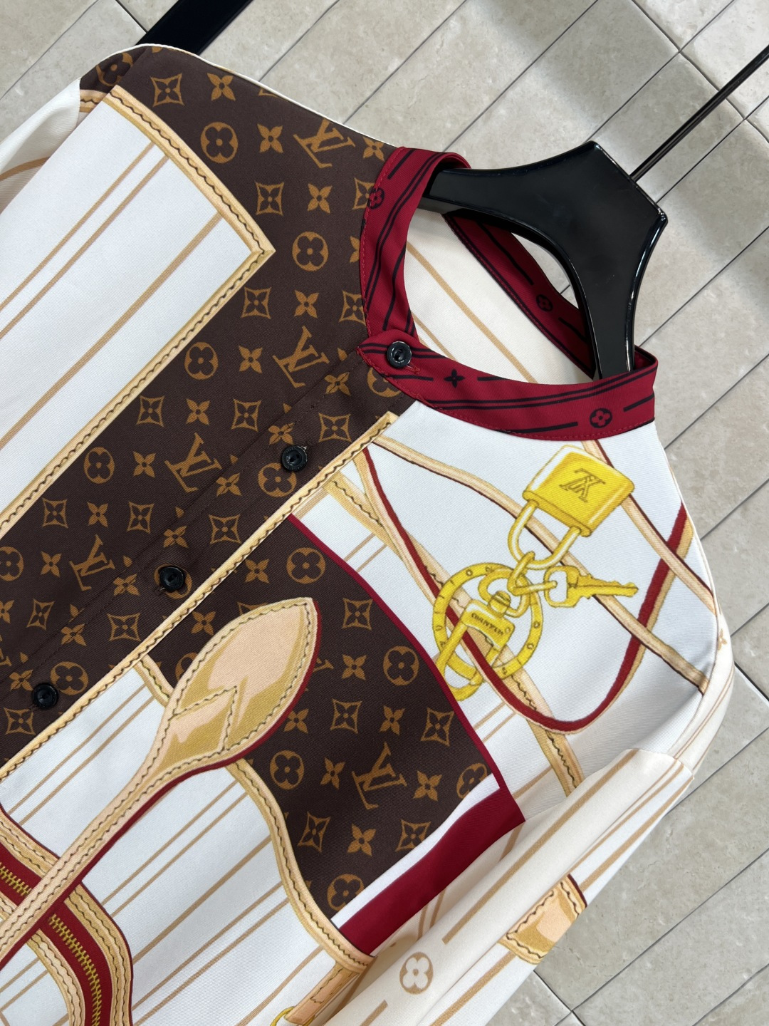 L家 25秋冬新款 印花圆领衬衫连衣裙 撞色小圆领 单排扣长袖衬衫连衣裙 宽松直筒版型 衣摆一侧拼接设计