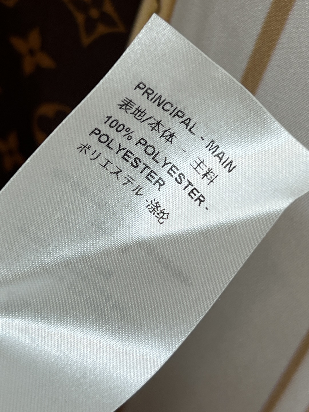 L家 25秋冬新款 印花圆领衬衫连衣裙 撞色小圆领 单排扣长袖衬衫连衣裙 宽松直筒版型 衣摆一侧拼接设计