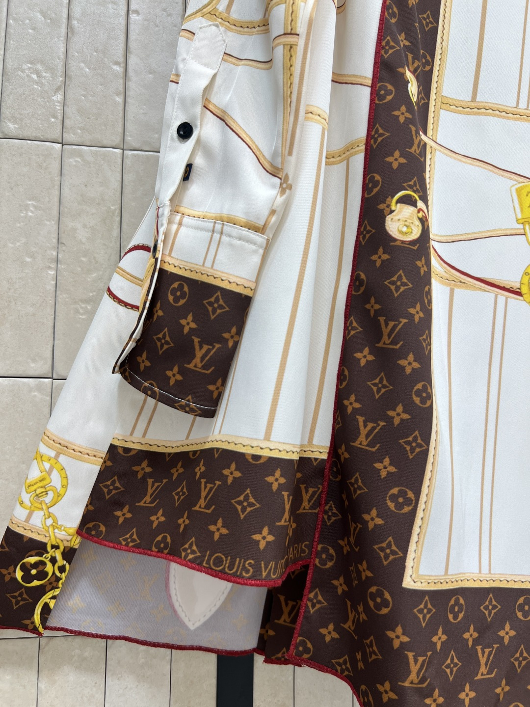 L家 25秋冬新款 印花圆领衬衫连衣裙 撞色小圆领 单排扣长袖衬衫连衣裙 宽松直筒版型 衣摆一侧拼接设计