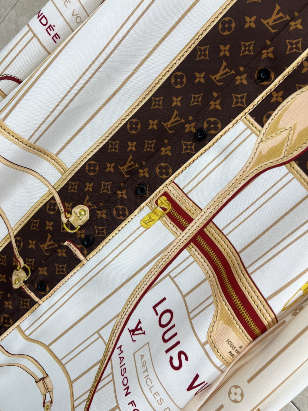 L家 25秋冬新款 印花圆领衬衫连衣裙 撞色小圆领 单排扣长袖衬衫连衣裙 宽松直筒版型 衣摆一侧拼接设计