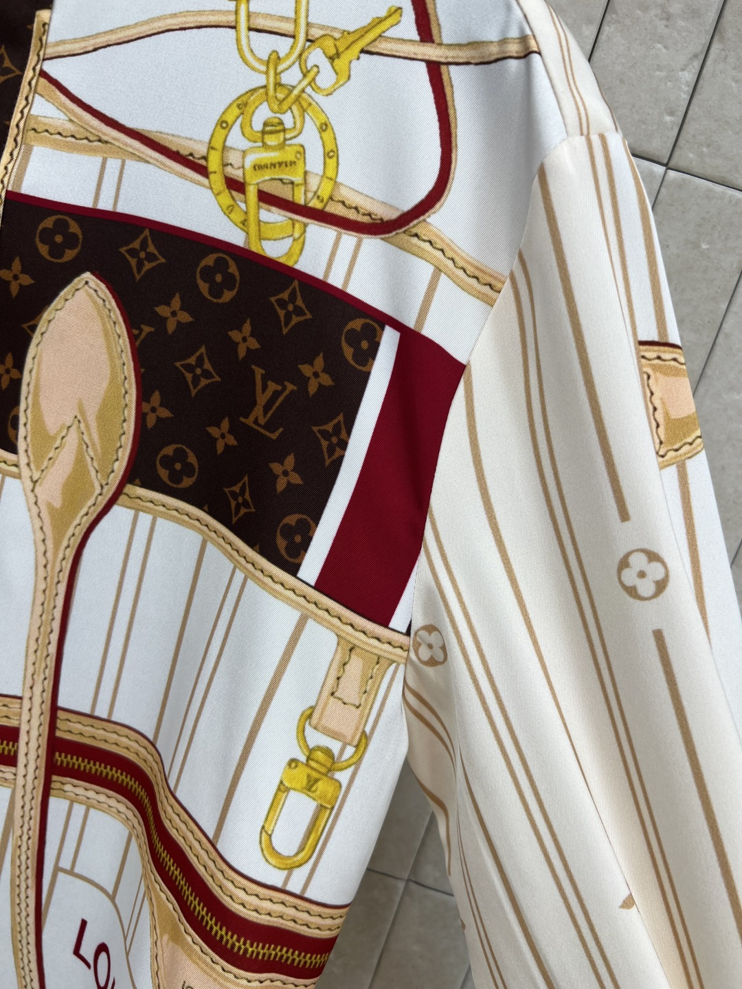 L家 25秋冬新款 印花圆领衬衫连衣裙 撞色小圆领 单排扣长袖衬衫连衣裙 宽松直筒版型 衣摆一侧拼接设计