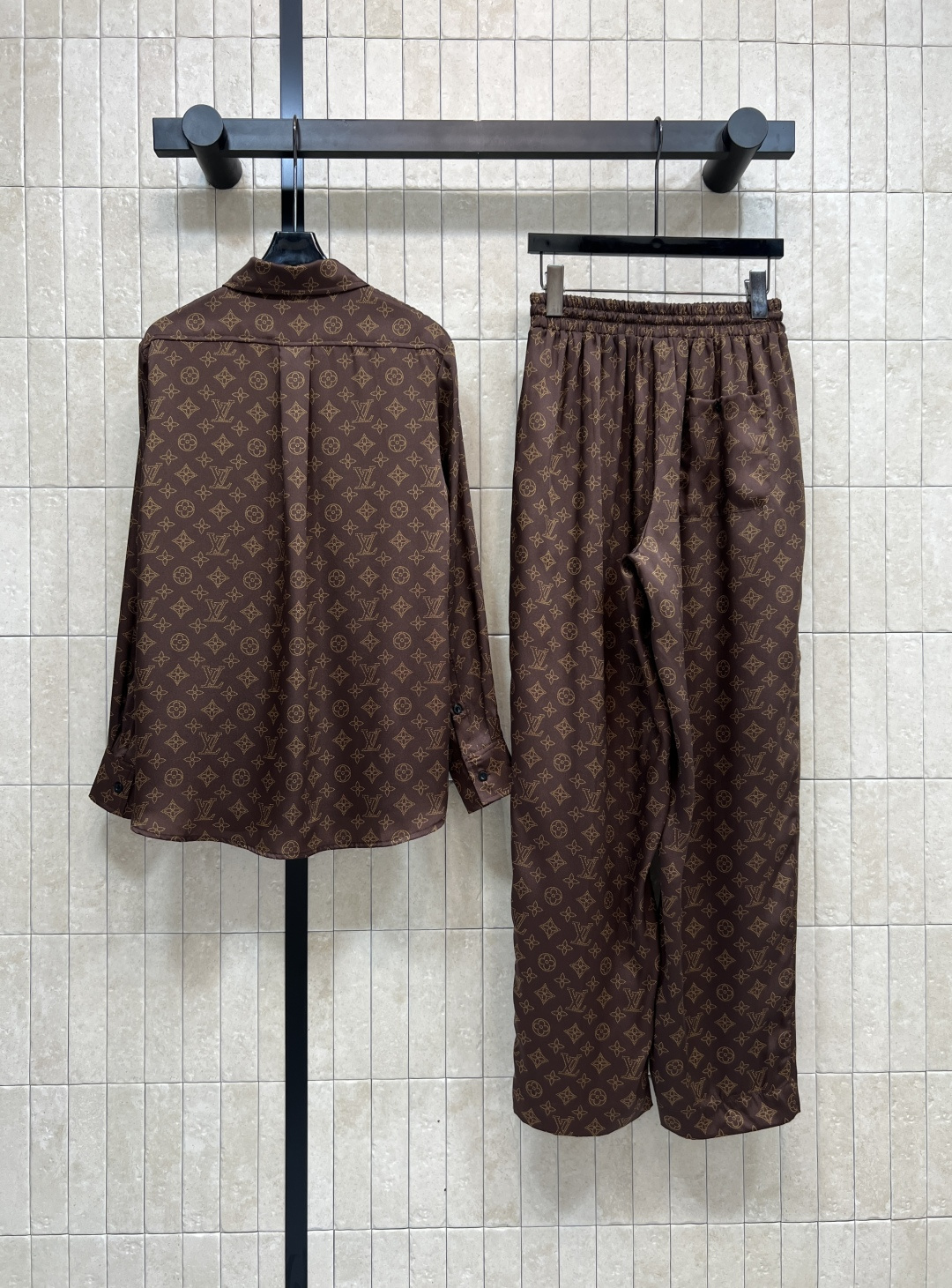 L家 25秋冬新款 经典老花休闲套装 翻领老花衬衫+松紧腰休闲裤 集精致休闲于一体的翻领衬衫 胸前口袋装