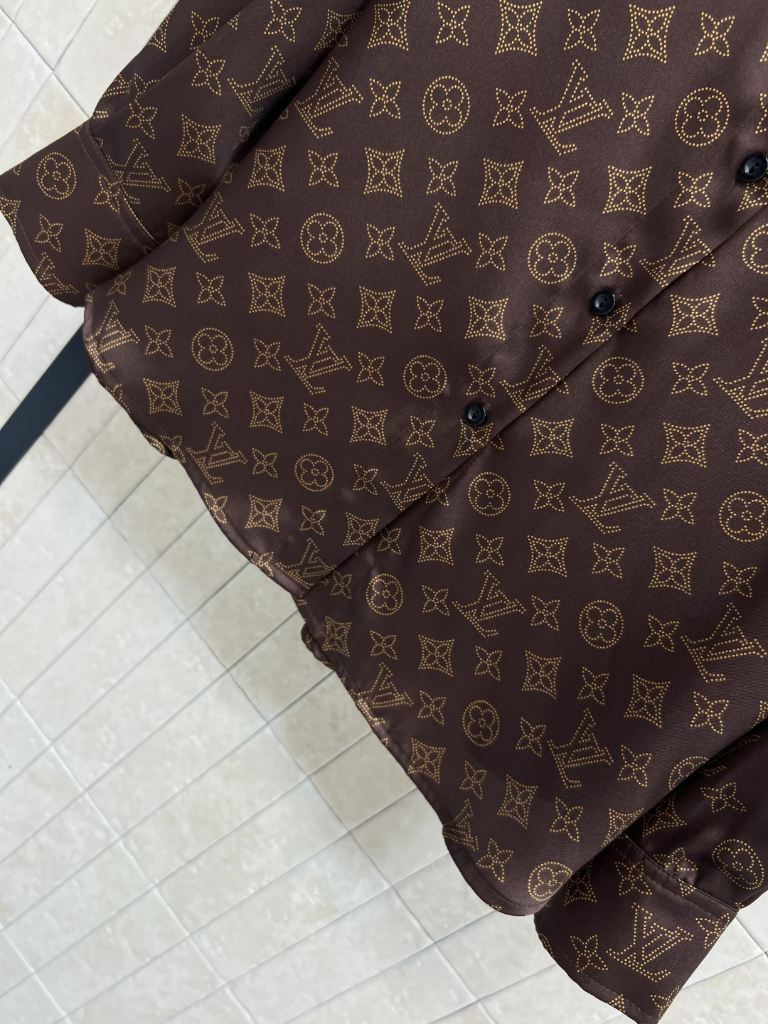 L家 25秋冬新款 经典老花休闲套装 翻领老花衬衫+松紧腰休闲裤 集精致休闲于一体的翻领衬衫 胸前口袋装