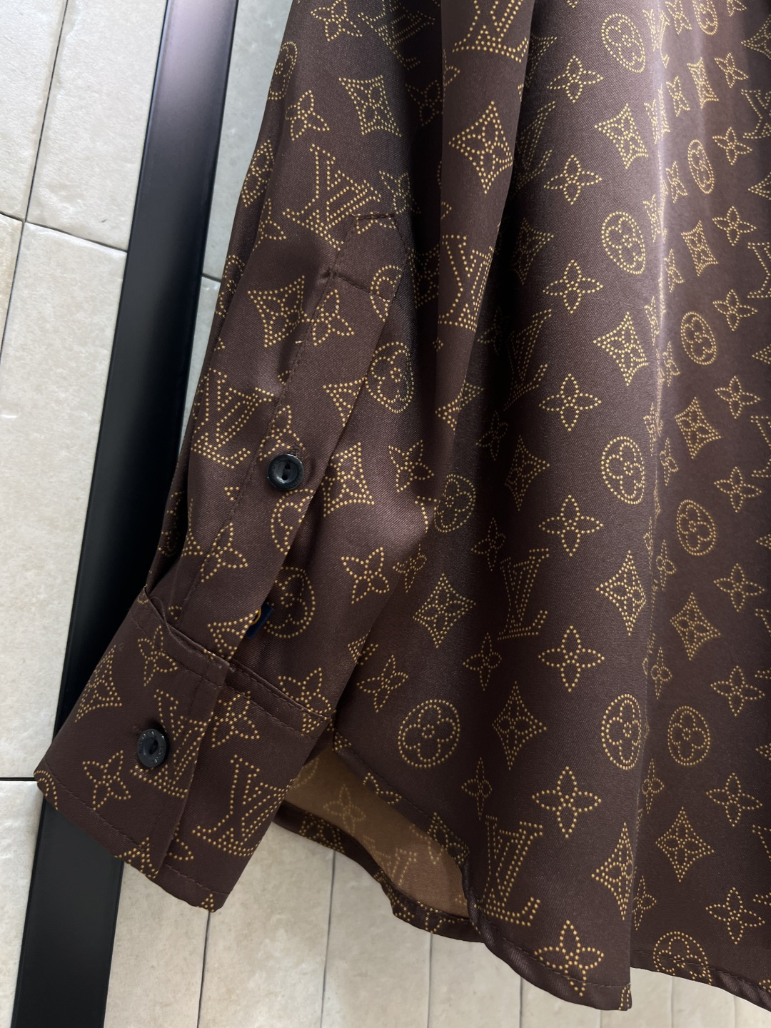 L家 25秋冬新款 经典老花休闲套装 翻领老花衬衫+松紧腰休闲裤 集精致休闲于一体的翻领衬衫 胸前口袋装