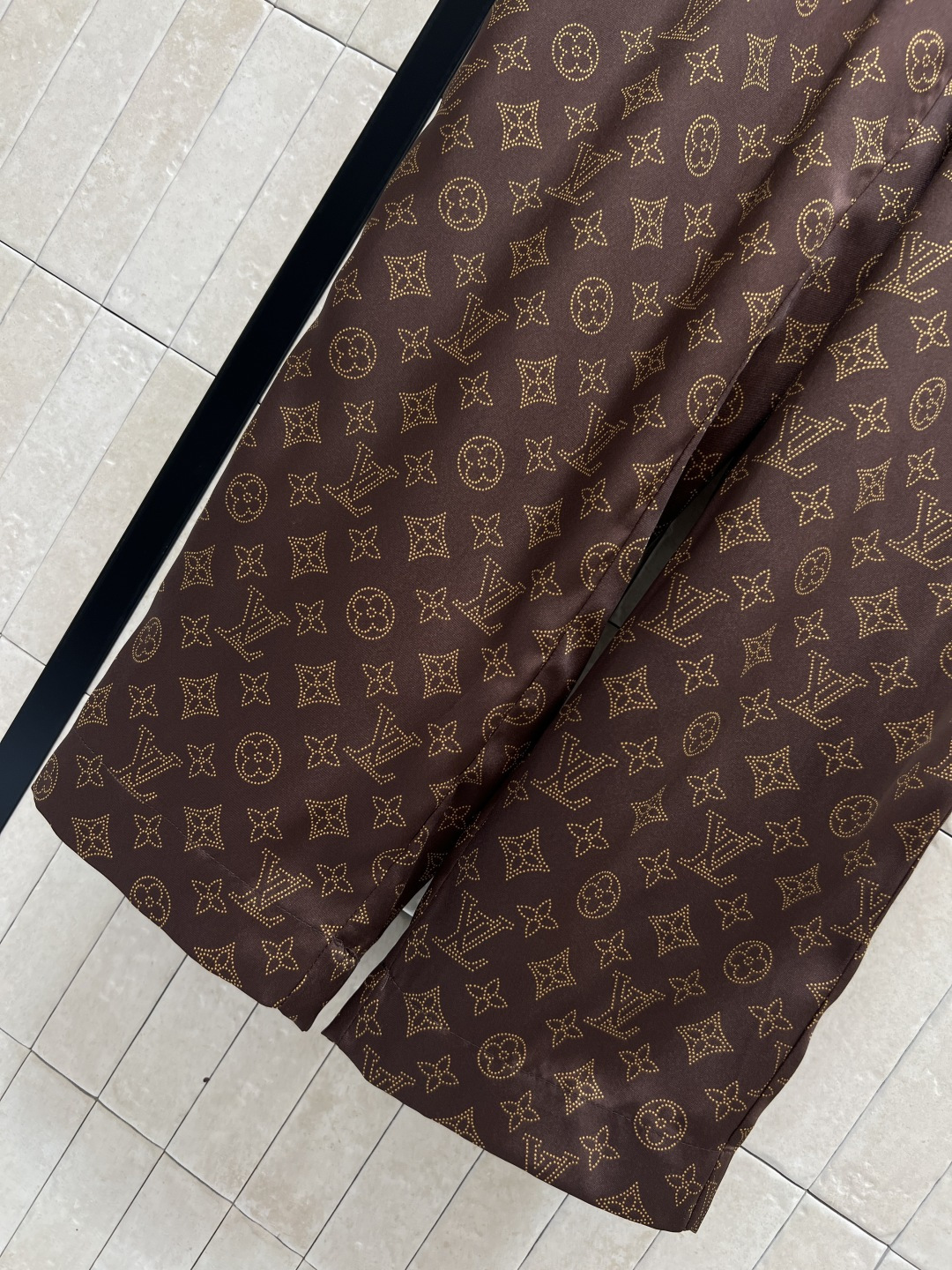 L家 25秋冬新款 经典老花休闲套装 翻领老花衬衫+松紧腰休闲裤 集精致休闲于一体的翻领衬衫 胸前口袋装