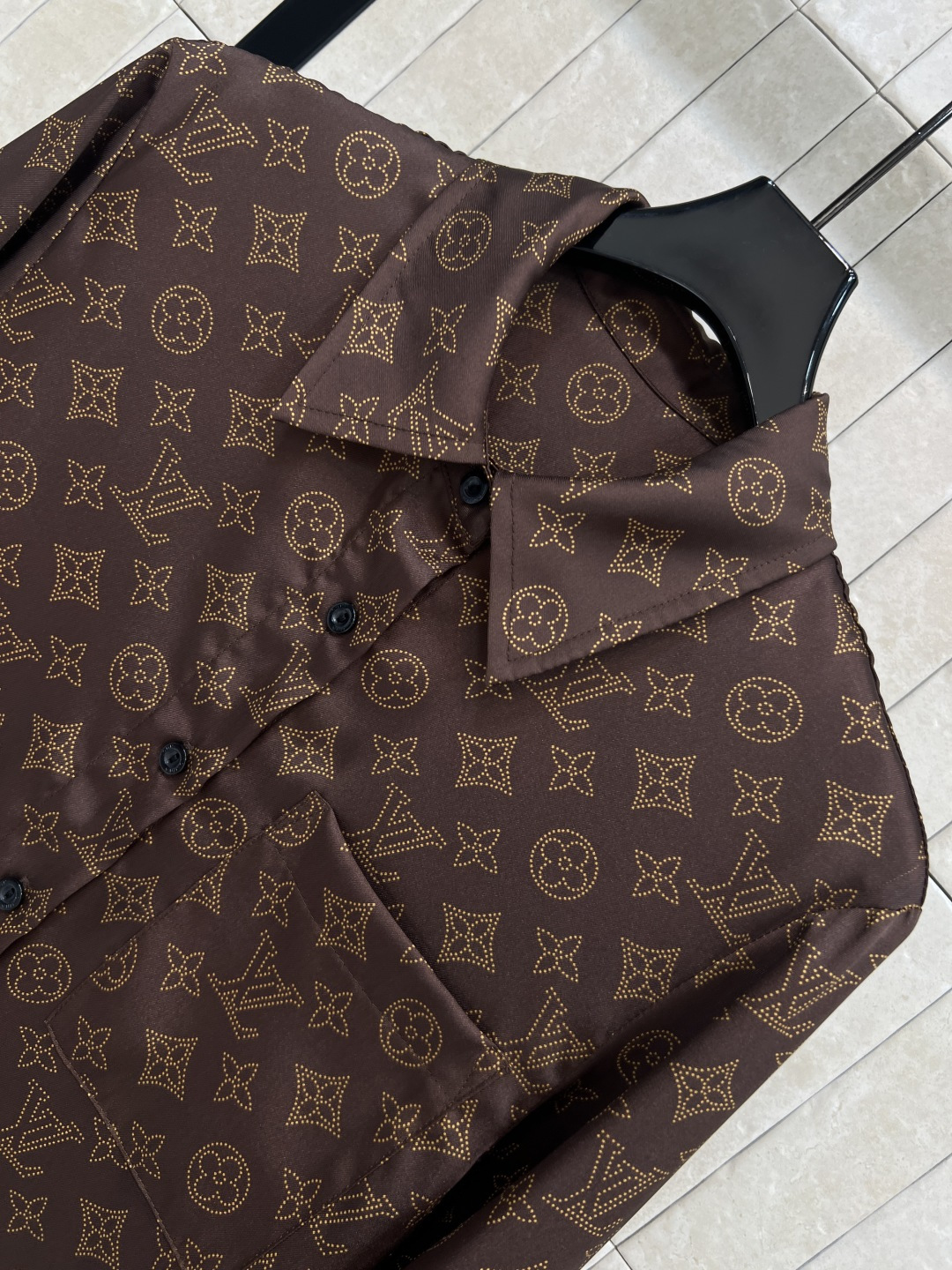 L家 25秋冬新款 经典老花休闲套装 翻领老花衬衫+松紧腰休闲裤 集精致休闲于一体的翻领衬衫 胸前口袋装