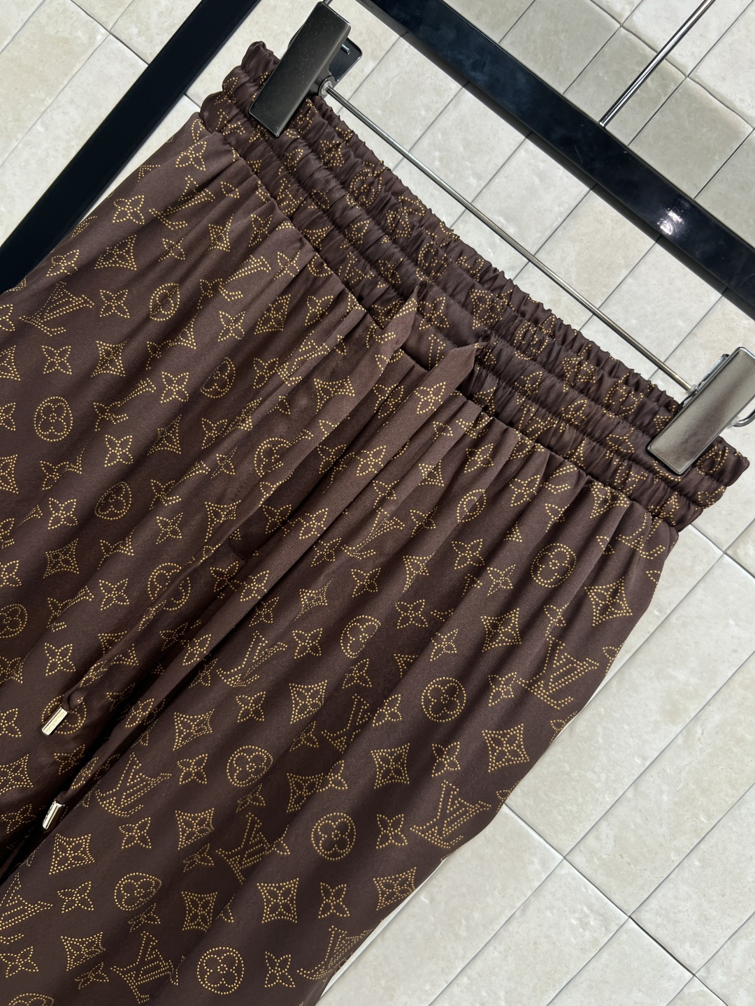 L家 25秋冬新款 经典老花休闲套装 翻领老花衬衫+松紧腰休闲裤 集精致休闲于一体的翻领衬衫 胸前口袋装