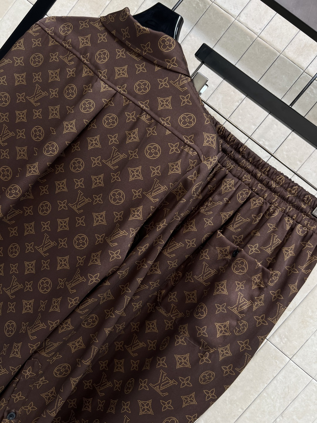 L家 25秋冬新款 经典老花休闲套装 翻领老花衬衫+松紧腰休闲裤 集精致休闲于一体的翻领衬衫 胸前口袋装