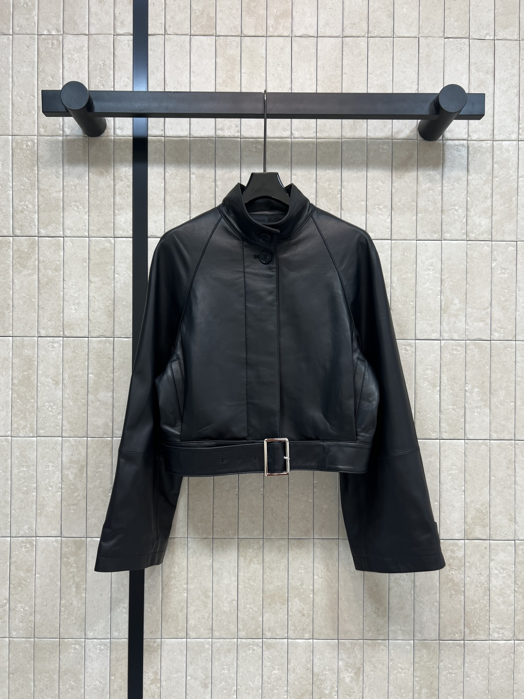 NO:546443,With dust bag LW home 25 autumn and winter new style sheepskin stand-up collar jacket leather jacket with curved shoulders, cool and handsome design, loose silhouette, very high-end style, front garment, waist belt decoration, back collar logo embellishment, high-profile and handsome creating a fashionable styling artifact, cool and textured upper body, great details and workmanship, one color, three codes SML,, jackets & coats, leather jacket, sheepskin, alexander wang19860909配防尘袋LW家 25秋冬新款 绵羊皮立领夹克皮衣 肩开弧形线肩章酷帅设计 廓形宽松版型非常高级 前面衣摆腰带装饰 后领logo皮牌徽标点缀 高调帅气打造时髦造型神器 上身拉风帅气有质感 细节做工都很赞哦 一色三码 SML,,jackets & coats,leather jacket,sheepskin,alexander wang,Women's clothing