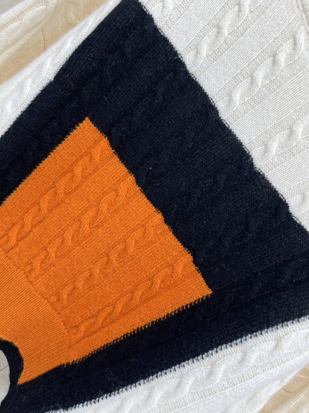 25秋冬新款 麻花提花撞色毛衣 可知性可慵懒 亦飒亦柔 自带温柔大姐姐气质 麻花针织纹理多重织法勾起立体