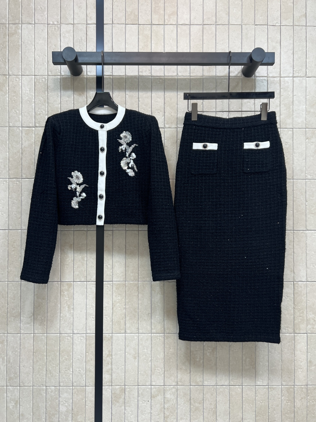 NO:546401,Top, skirt, Self, 25 autumn and winter new style, beaded embroidered waffle knitted suit, round neck coat + hip-covered long skirt, the daughter-in-law is a classic and versatile set, a set of gentle and elegant upper body, easy to grasp the sweet and playful atmosphere, heavy industry beaded flower decoration, exquisite feeling, also grasp the one-color three-code Size/S-M-L,, skirts, jackets & coats, alexander wang19860909上衣 半裙Self 25秋冬新款 钉珠刺绣华夫格针织套装 圆领小外套+包臀长半裙 千金名媛即视感狠狠拿捏 黑色一经典百搭一套上身温柔又显气质 轻松拿捏甜美俏皮氛围 重工钉珠花朵装饰 精致感也拿捏住了一色三码Size/S-M-L,,skirts,jackets & coats,alexander wang,Women's clothing