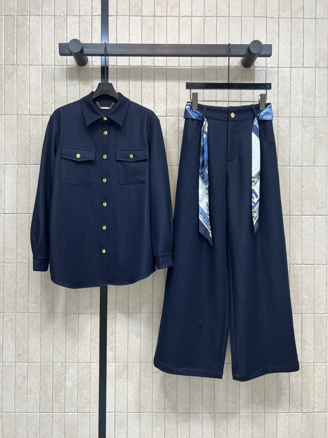 NO:546472,Top trousers FD home 25 autumn and winter new style retro denim fashionable suit lapel shirt jacket + lace-up decorative casual pants. The upper body is capable and handsome. The shirt style is super urgent to reduce age. Lace-up elastic wide-leg pants. Decorate the leg shape invisible. A set of casual and casual matches can be sweet and cool. It can be controlled by any figure. One color three-code Size/S-M-L,,dior, jackets & coats,shirts,alexander wang19860909上衣长裤FD家 25秋冬新款 复古牛仔色时髦套装 翻领衬衫外套+系带装饰休闲裤 上身干练帅气 衬衫版型超急减龄 系带松紧阔腿裤 修饰腿型于无形 一套搭配随性休闲 可甜可酷任何身材都可驾驭 一色三码Size/S-M-L,,dior,jackets & coats,shirts,alexander wang,Women's clothing