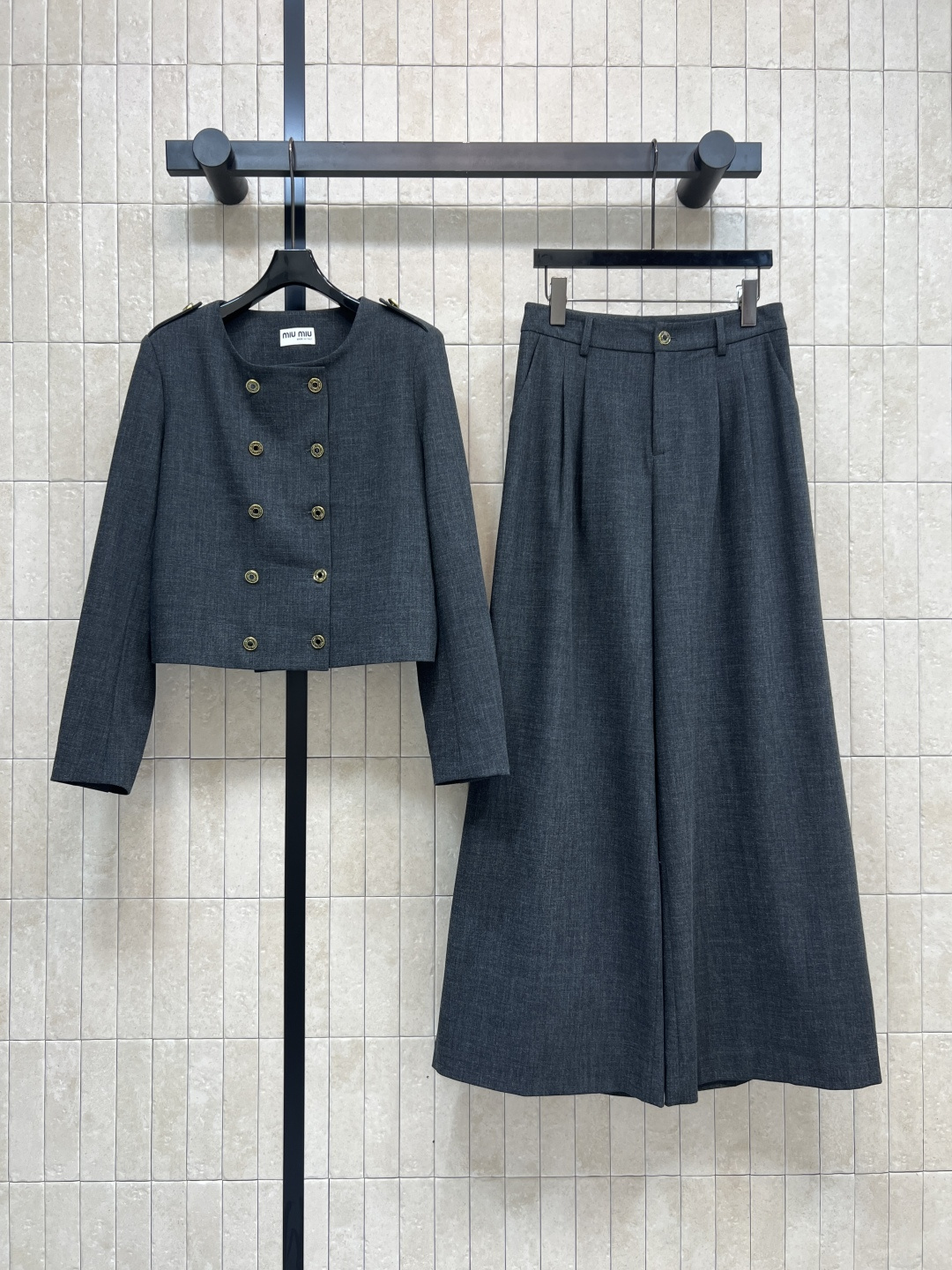 NO:546424,MIu's new 25 autumn and winter style round neck double-breasted jacket + high-waisted wide-leg trousers. The loose style is comfortable and not picky. The fabric is not too hard. A set of upper body is just right for daily out-of-the-story wear. Customized logo hardware double-breasted modification. The basic is durable and not picky. Shows the mature charm and comes with a steady aura. Small shoulder pads are easy to grasp right-angle shoulders. Daily casual recommended three-codes Size/S-M-L,,miumiu, jackets & coats,alexander wang19860909MIu家 25秋冬新款 圆领双排扣外套+高腰阔腿西裤 宽松版型舒适不挑人 面料不会过于硬挺 一套上身日常出街外搭刚刚好 定制logo五金双排扣修饰 基础耐看不挑人 展现轻熟魅力自带稳重气场 小垫肩上身了轻松拿捏直角肩 日常休闲推荐一色三码 Size/S-M-L,,miumiu,jackets & coats,alexander wang,Women's clothing