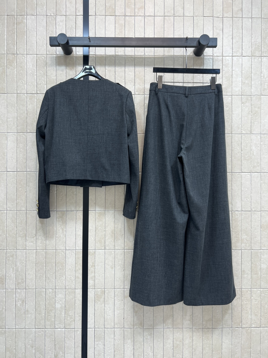 MIu家 25秋冬新款 圆领双排扣外套+高腰阔腿西裤 宽松版型舒适不挑人 面料不会过于硬挺 一套上身日常