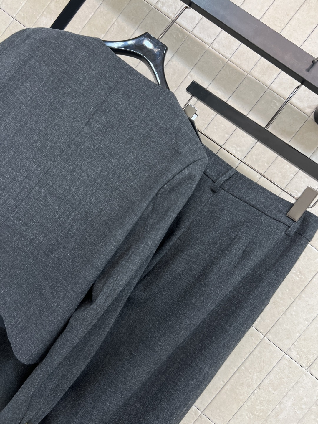 MIu家 25秋冬新款 圆领双排扣外套+高腰阔腿西裤 宽松版型舒适不挑人 面料不会过于硬挺 一套上身日常