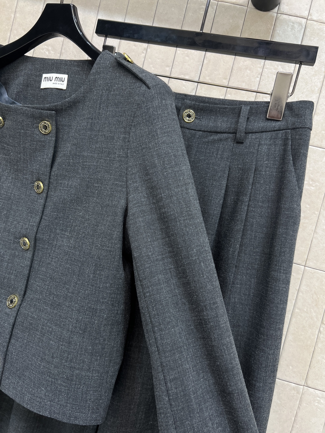 MIu家 25秋冬新款 圆领双排扣外套+高腰阔腿西裤 宽松版型舒适不挑人 面料不会过于硬挺 一套上身日常