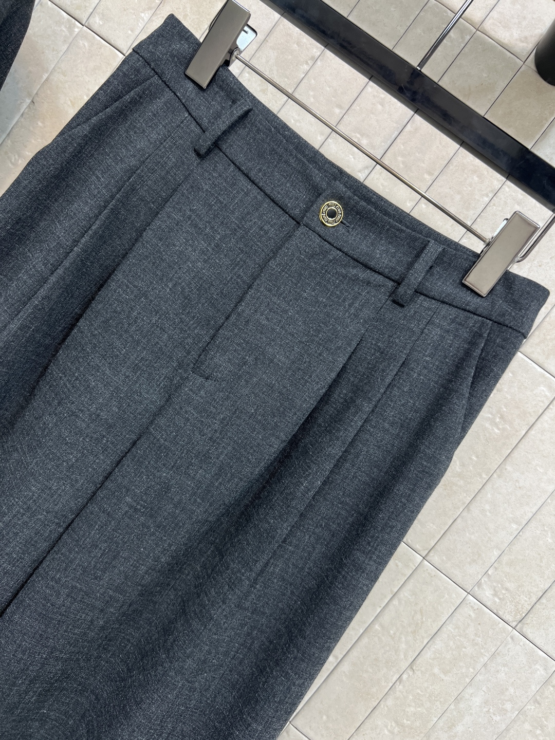 MIu家 25秋冬新款 圆领双排扣外套+高腰阔腿西裤 宽松版型舒适不挑人 面料不会过于硬挺 一套上身日常