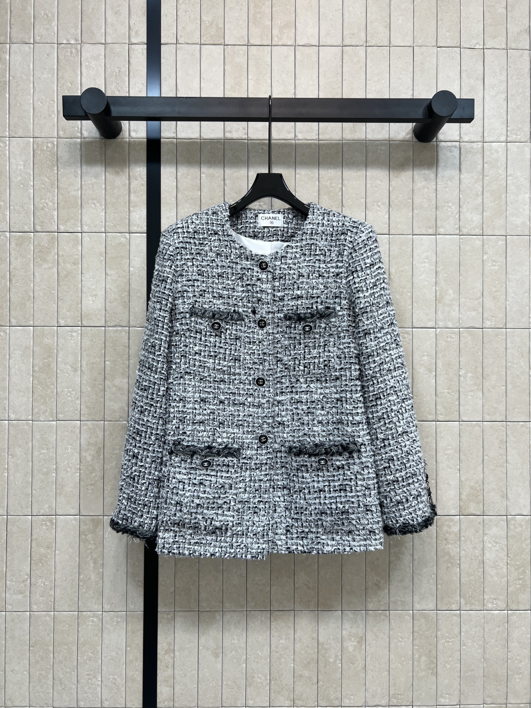 NO:546442,Xiaoxiang 25 autumn and winter new style round neck contrasting pocket small scent style jacket This simple and not simple but design-oriented clothes are simply too adorable. The upper body is super noble and has a sense of atmosphere. It is synonymous with gentleness and exquisiteness. It is full of romantic Korean style. It is versatile and textured. The style design is not picky about Korean dramas. Whoever wears it looks good. One color and three codes. Size/S-M-L,, jackets & coats,alexander wang19860909小香 25秋冬新款 圆领撞色口袋小香风外套 这种简约不简单又不失设计感的衣服简直太惹人爱了 上身超级贵气 超有氛围感 简直就是温柔精致的代名词 韩系浪漫感十足 百搭有质感 版型设计不挑人韩剧千金风 谁穿谁好看一色三码 Size/S-M-L,,jackets & coats,alexander wang,Women's clothing