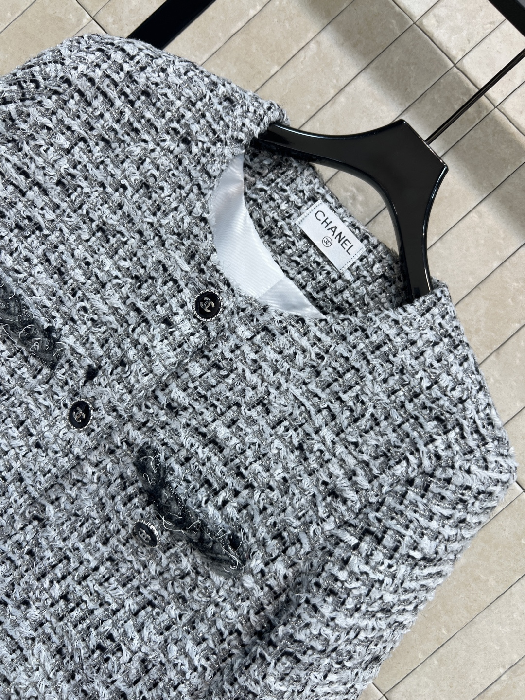 小香 25秋冬新款 圆领撞色口袋小香风外套 这种简约不简单又不失设计感的衣服简直太惹人爱了 上身超级贵气