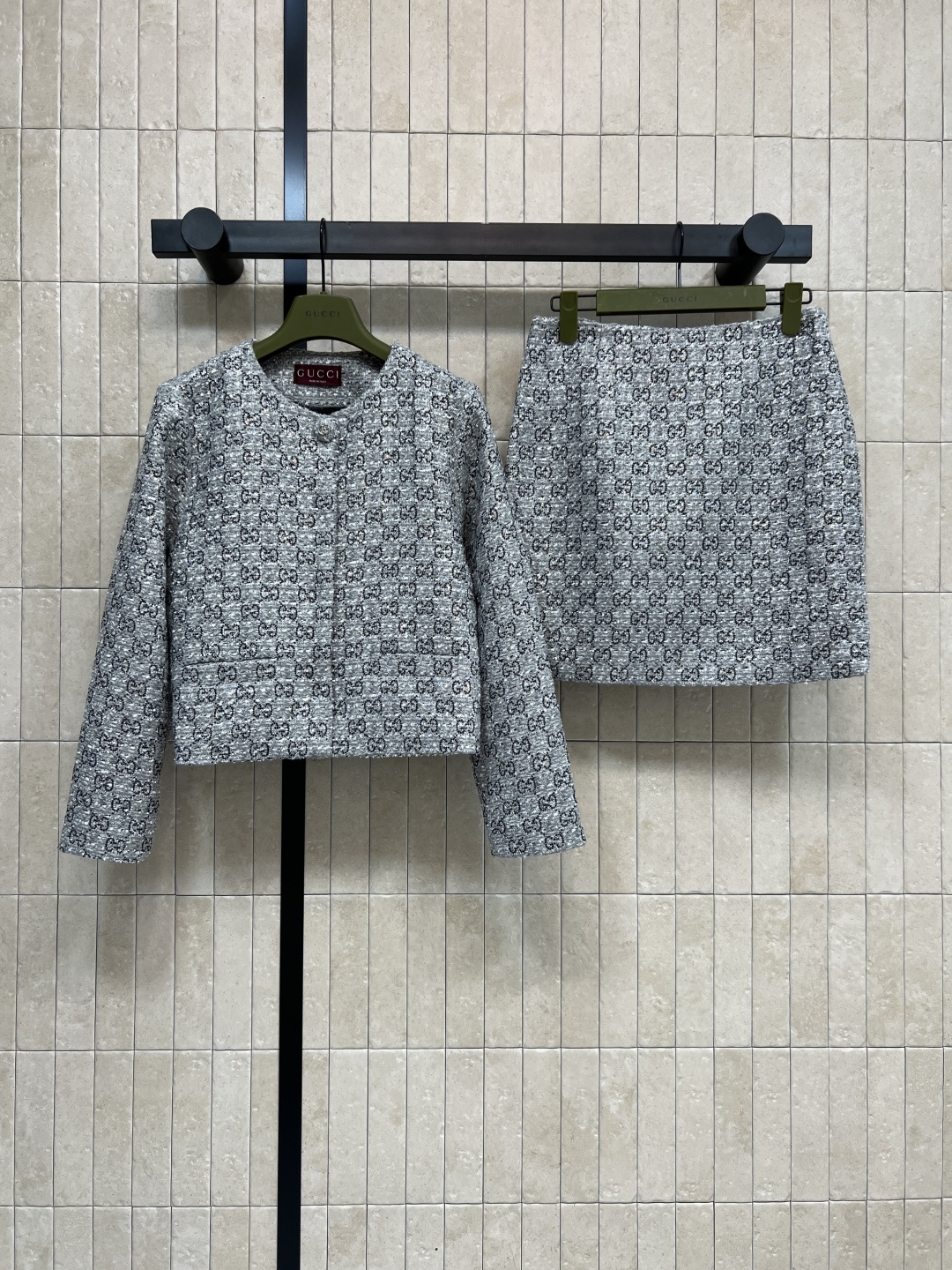 NO:546436,Jacket and skirt G home 25 autumn and winter new style, double G iron diamond fashionable suit, round neck jacket + skirt, a set of upper body looks retro and fashionable, the details are more advanced, full of print iron diamond GG jacquard embellishment, classic and versatile, durable and slim, the upper body is gentle and playful temperament, the workmanship quality depends on the details, one color, three codes, Size/S-M-L,, gucci, skirts, jackets & coats, alexander wang19860909外套半裙G家 25秋冬新款 双G烫钻时髦套装 圆领小外套+半身裙 一套上身超显复古时髦 细节更是高级满满 满印烫钻GG提花点缀 经典百搭耐看显瘦绝绝子 上身就是温柔俏皮的气质 做工品质看细节一色三码Size/S-M-L,,gucci,skirts,jackets & coats,alexander wang,Women's clothing