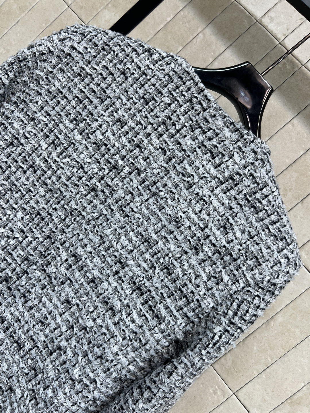 小香 25秋冬新款 圆领撞色口袋小香风外套 这种简约不简单又不失设计感的衣服简直太惹人爱了 上身超级贵气