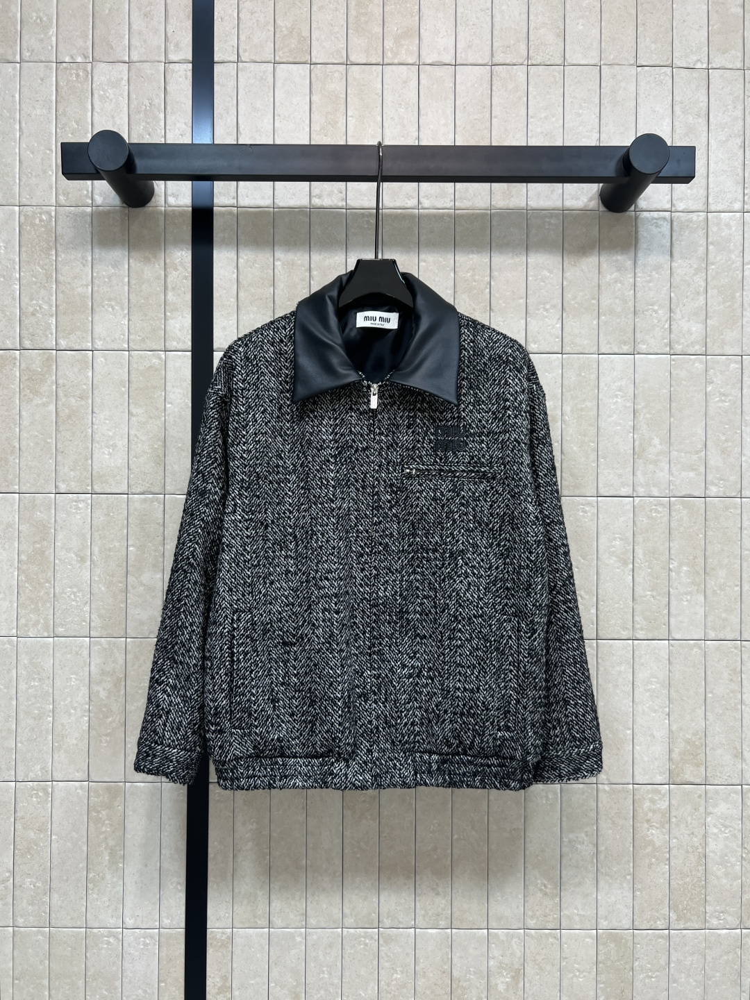 NO:546453,MIu 25 autumn and winter new leather lapel tweed jacket retro and sexy to reveal a strong aura. It is very high-end when paired simply. Customized gray wool-blend fabric has no visual texture. It is full of high-end visual sense. One color three-code, miumiu, jackets & coats, alexander wang19860909MIu 25秋冬新款 皮革翻领粗花呢外套 复古中性感中流露出强大的气场 简简单单搭配一下就十分高级 定制灰色系羊毛混纺面料视觉上质感没的挑 视觉上高级感满满 一色三码,,miumiu,jackets & coats,alexander wang,Women's clothing