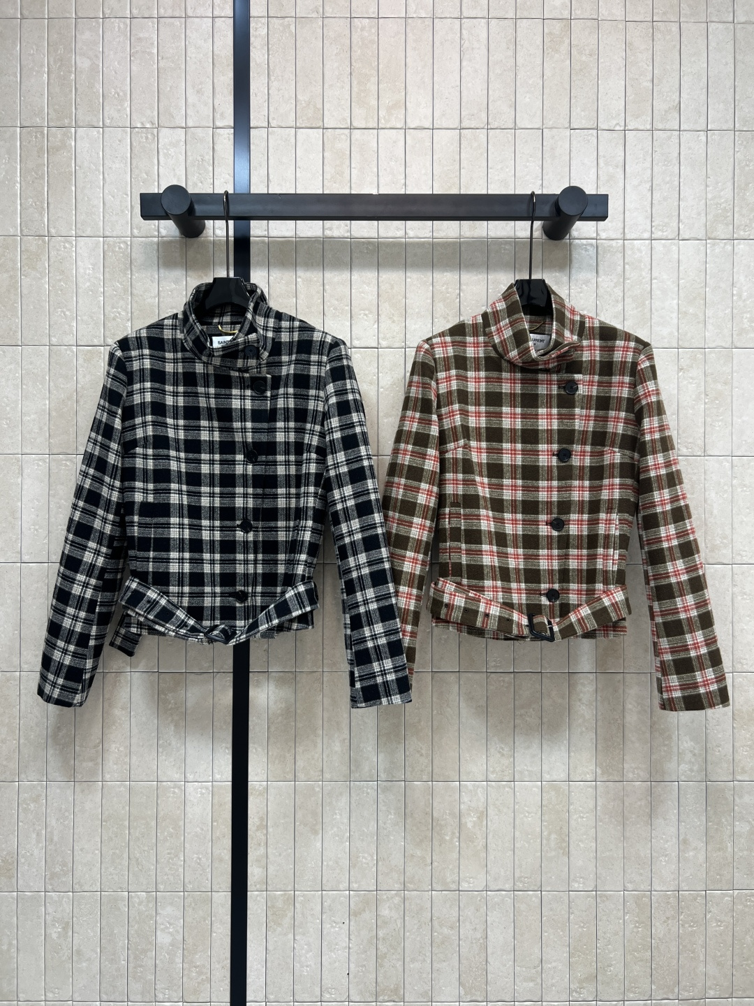 NO:546419,New autumn and winter style plaid wool stand collar belt decorative jacket Temperate stand collar H-style oblique breasted design Create a British style age-reducing temperament girlish style The upper body is super age-reducing and retro literary Customized retro plaid wool fabric The workmanship details are great, one color three-code Size/S-M-L,,jackets & coats,alexander wang19860909秋冬新款 格纹毛呢立领腰带装饰外套 气质立领H版型 斜边排扣设计 打造英伦风减龄气质少女风 上身超级减龄又复古文艺 定制复古格纹毛呢面料 做工细节都很赞 一色三码 Size/S-M-L,,jackets & coats,alexander wang,Women's clothing