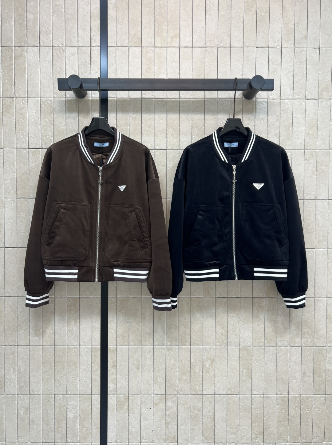 NO:546468,PD Home 25 autumn and winter new style Triangular velvet baseball jacket, threaded knitted stripes contrasting color design made of collar, cuffs and hem, eye-catching and eye-catching in one second Simple gray high-end age-reducing, good-looking no matter how to match it, it is suitable for all kinds of people, not easy to make mistakes, classic triangle logo embellishment on the chest, cool and stylish upper body, two colors and three-code Size/S-M-L,,dior, jackets & coats, jackets & coats, alexander wang19860909PD家 25秋冬新款 三角标丝绒棒球夹克外套 领口和袖口还有衣摆做的螺纹针织条纹撞色设计 一秒的吸睛抢镜 简约灰色高级减龄 怎么搭配都好看 属于适合各种人的 不容易出错 胸口经典三角标徽标点缀 上身酷飒有型 两色三码Size/S-M-L,,dior,jackets & coats,jackets & coats,alexander wang,Women's clothing