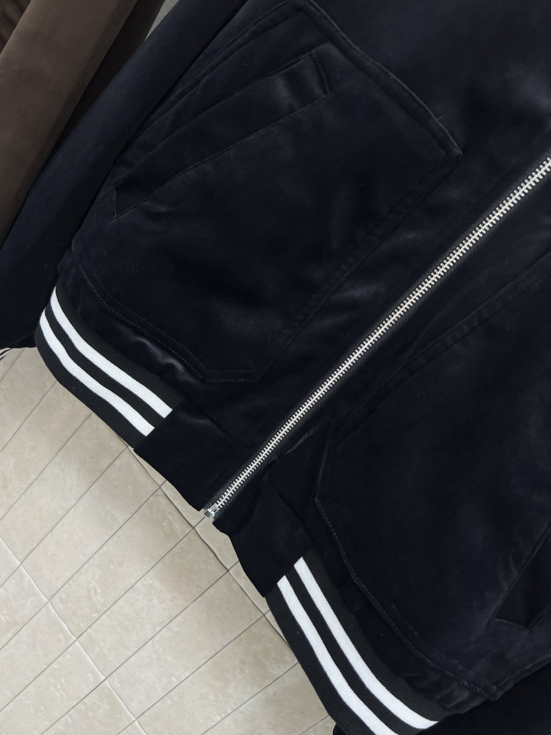 PD家 25秋冬新款 三角标丝绒棒球夹克外套 领口和袖口还有衣摆做的螺纹针织条纹撞色设计 一秒的吸睛抢镜