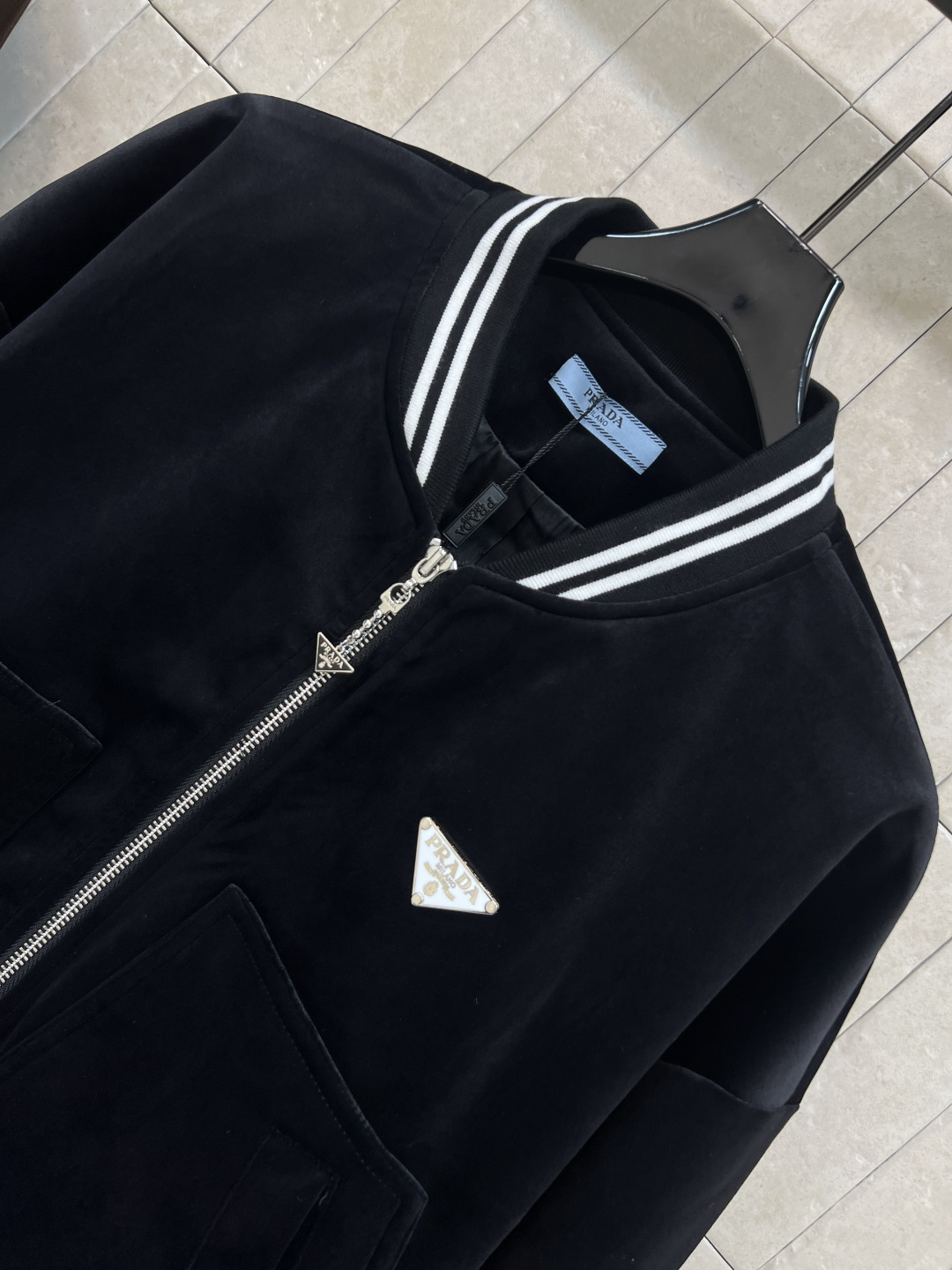 PD家 25秋冬新款 三角标丝绒棒球夹克外套 领口和袖口还有衣摆做的螺纹针织条纹撞色设计 一秒的吸睛抢镜