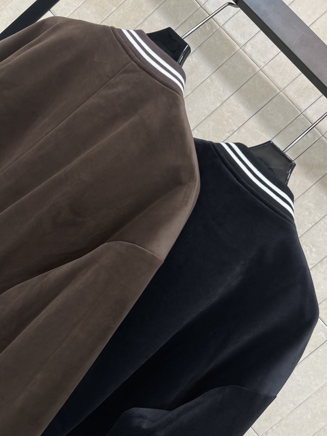 PD家 25秋冬新款 三角标丝绒棒球夹克外套 领口和袖口还有衣摆做的螺纹针织条纹撞色设计 一秒的吸睛抢镜