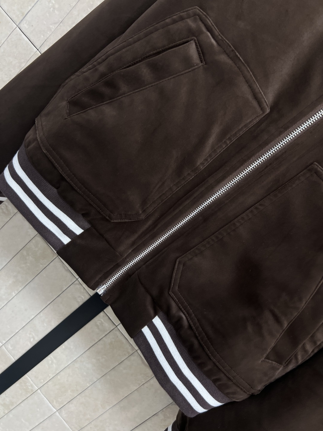 PD家 25秋冬新款 三角标丝绒棒球夹克外套 领口和袖口还有衣摆做的螺纹针织条纹撞色设计 一秒的吸睛抢镜